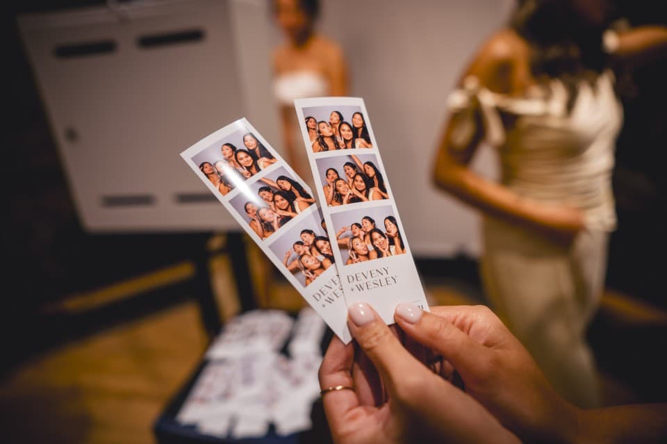 Gasten bekijken hun fotostrips op een bruiloft
